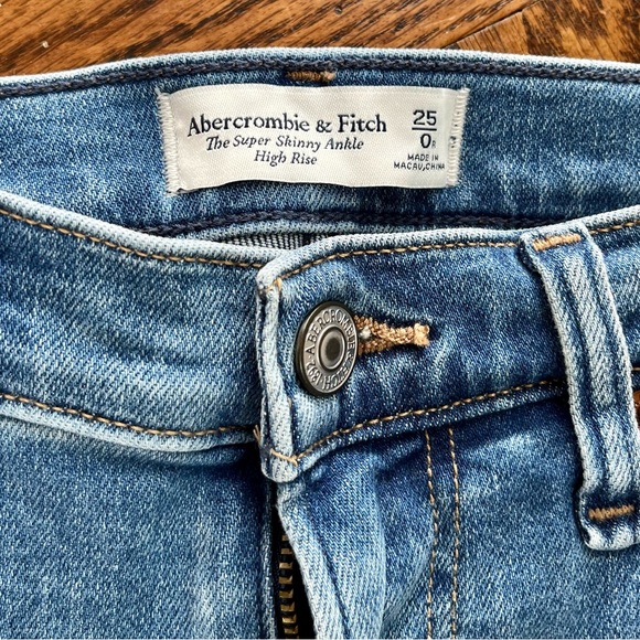 ✨BRAND NEW✨ Abercrombie and Fitch Destroyed Hem High Rise Skinny Jeans - Picture 3 of 4